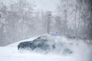 Южные области Украины накрыли метели. Фоторепортаж