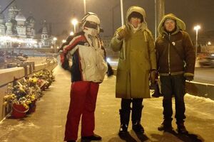 На мосту Немцова дежурят, несмотря на холодную погоду