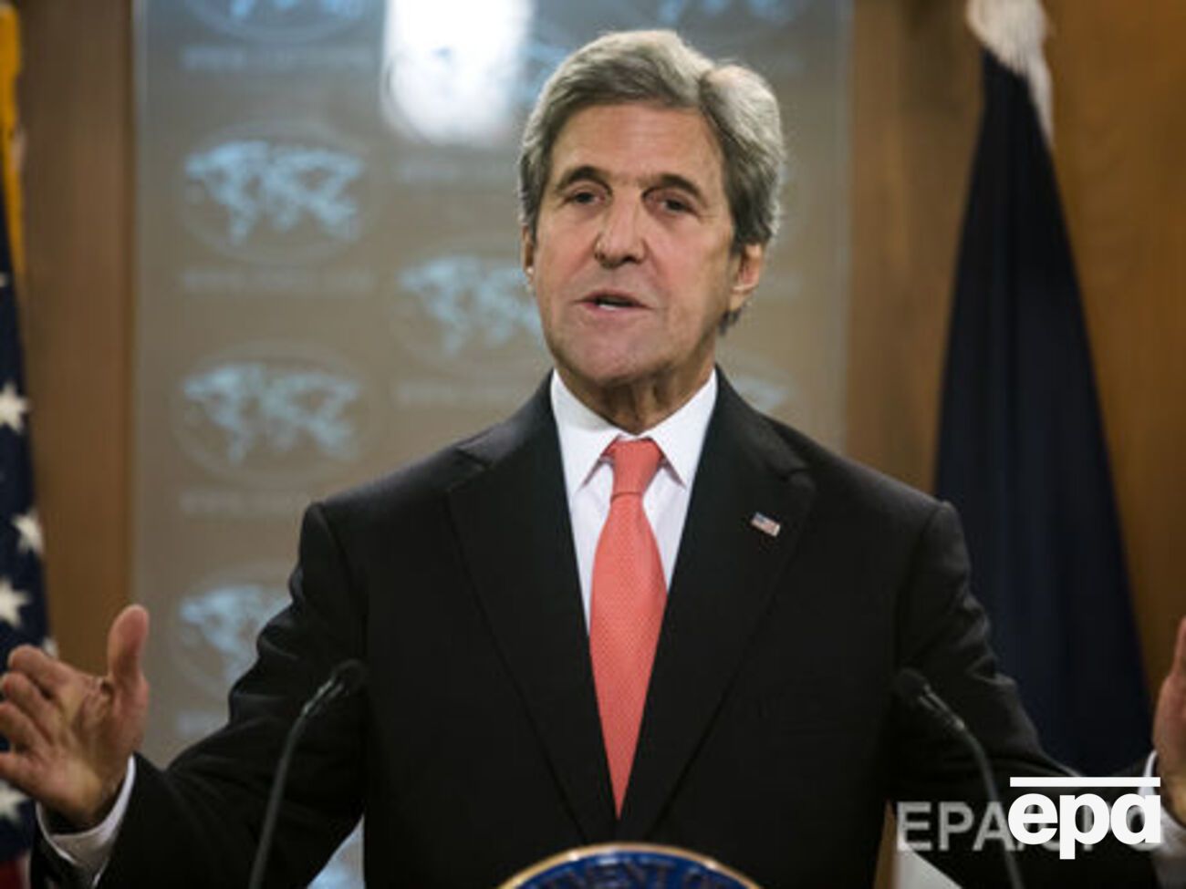 Керри (на фото) отметил, что Трампу придется начать ладить с американской разведкой