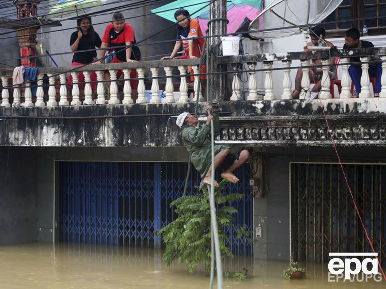 Затоплены районы, где проживают около 700 тыс. жителей