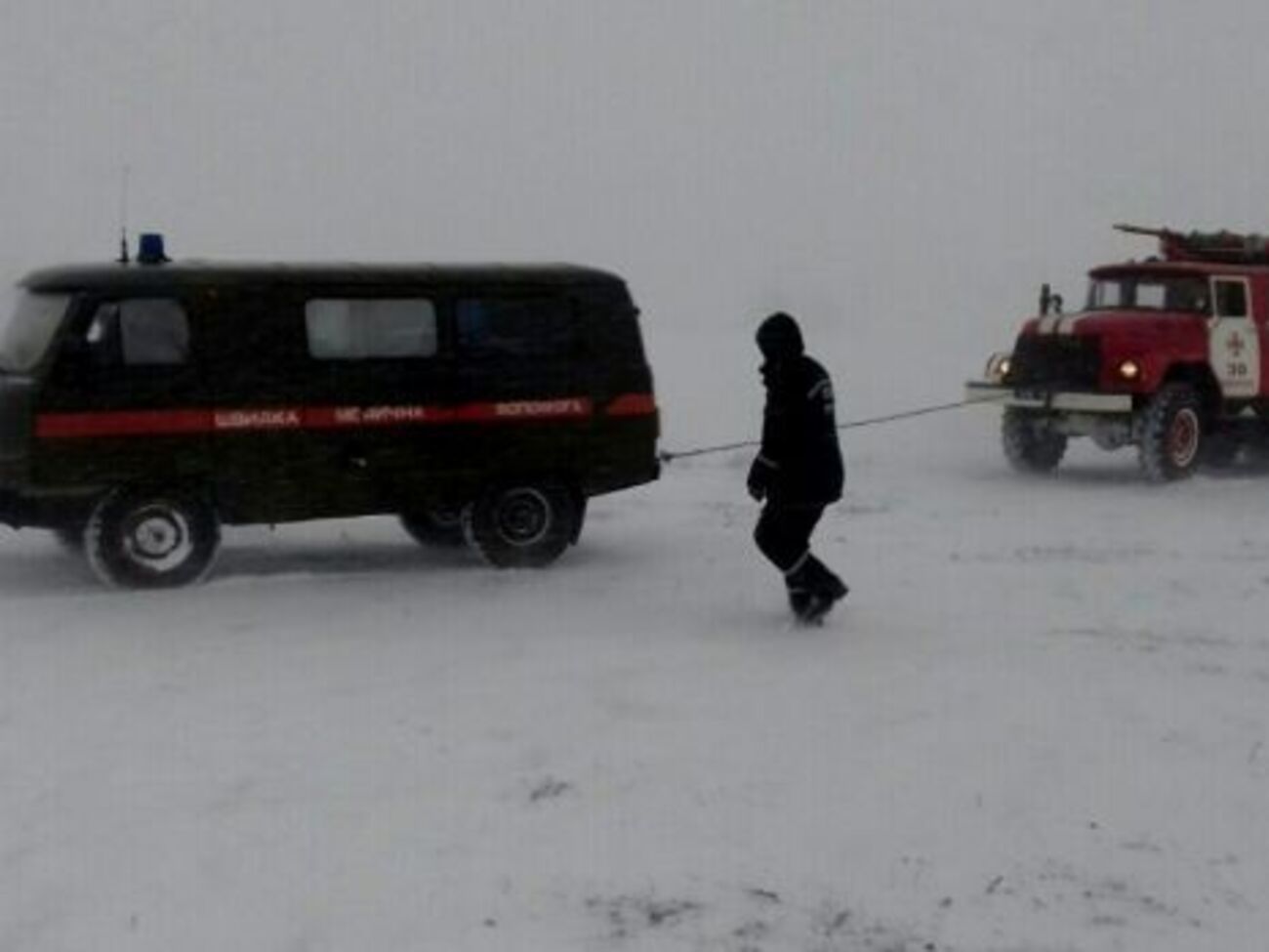 Спасатели ГСЧС вытаскивают автомобили из сугробов