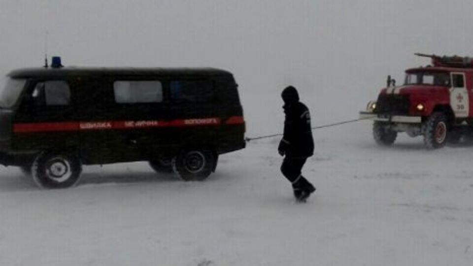 Спасатели ГСЧС вытаскивают автомобили из сугробов