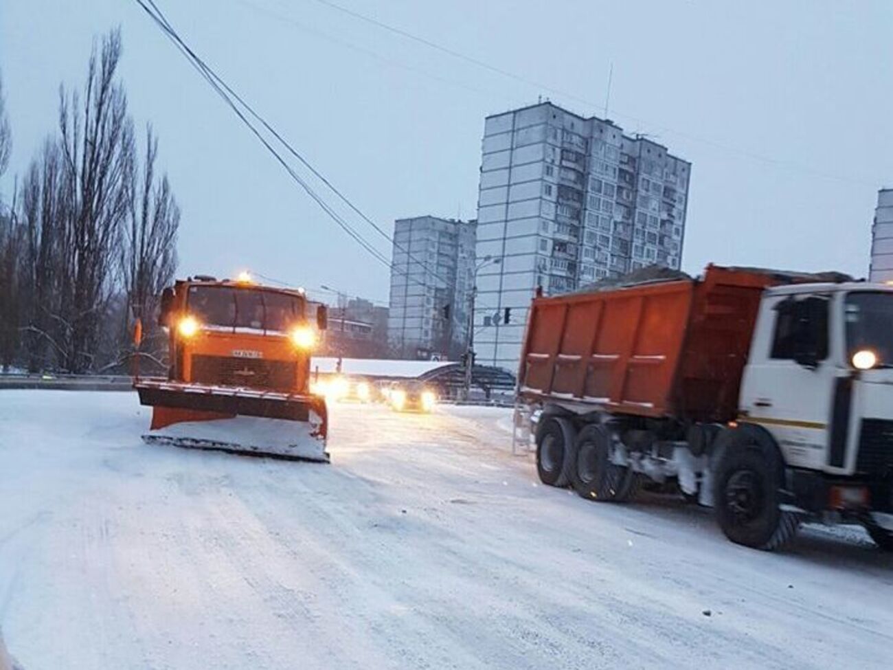 "Киевавтодор" сообщил, что все предприятия коммунальной корпорации полностью обеспечены топливом и работают в круглосуточном режиме