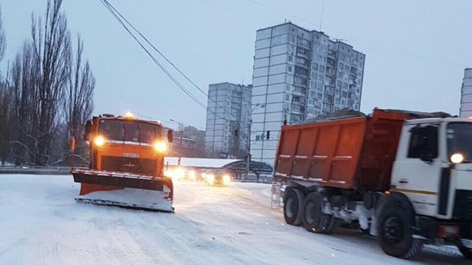 "Киевавтодор" сообщил, что все предприятия коммунальной корпорации полностью обеспечены топливом и работают в круглосуточном режиме