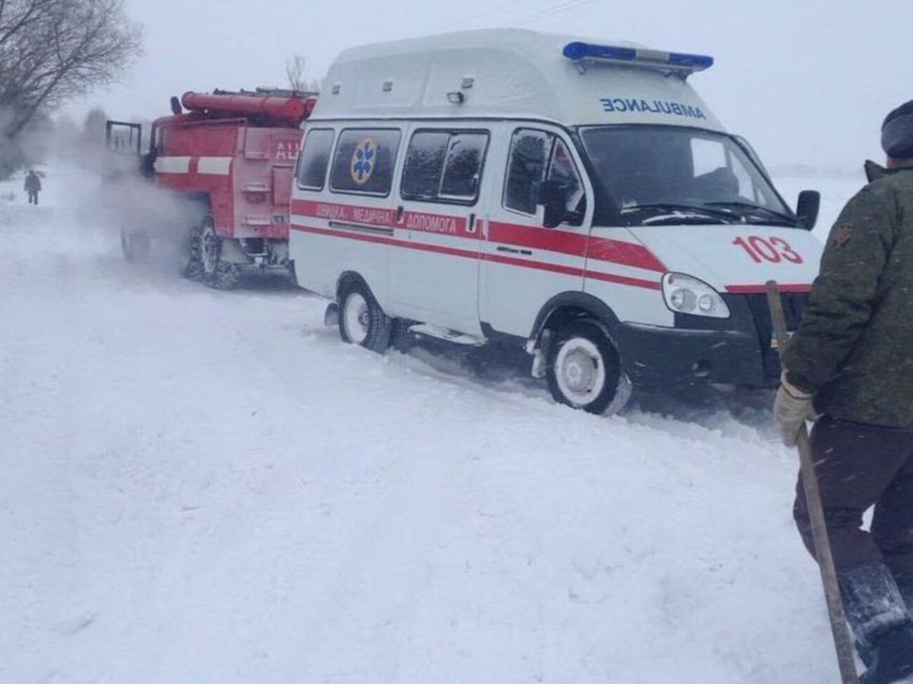 Спасатели продолжают вытаскивать автомобили из снежных заносов на дороге