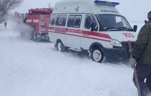 Спасатели продолжают вытаскивать автомобили из снежных заносов на дороге