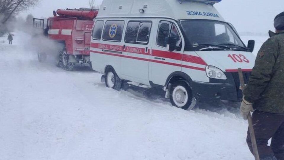 Спасатели продолжают вытаскивать автомобили из снежных заносов на дороге