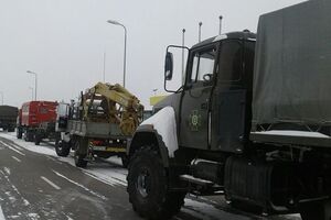 В Одесской области пограничники помогают вытаскивать автомобили из снега. Фоторепортаж