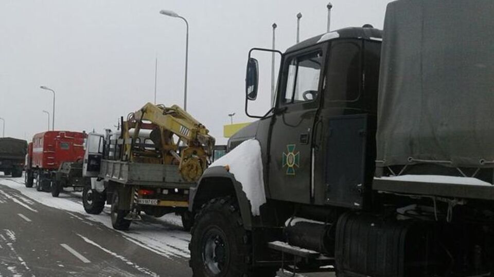 В Одесской области пограничники помогают вытаскивать автомобили из снега. Фоторепортаж