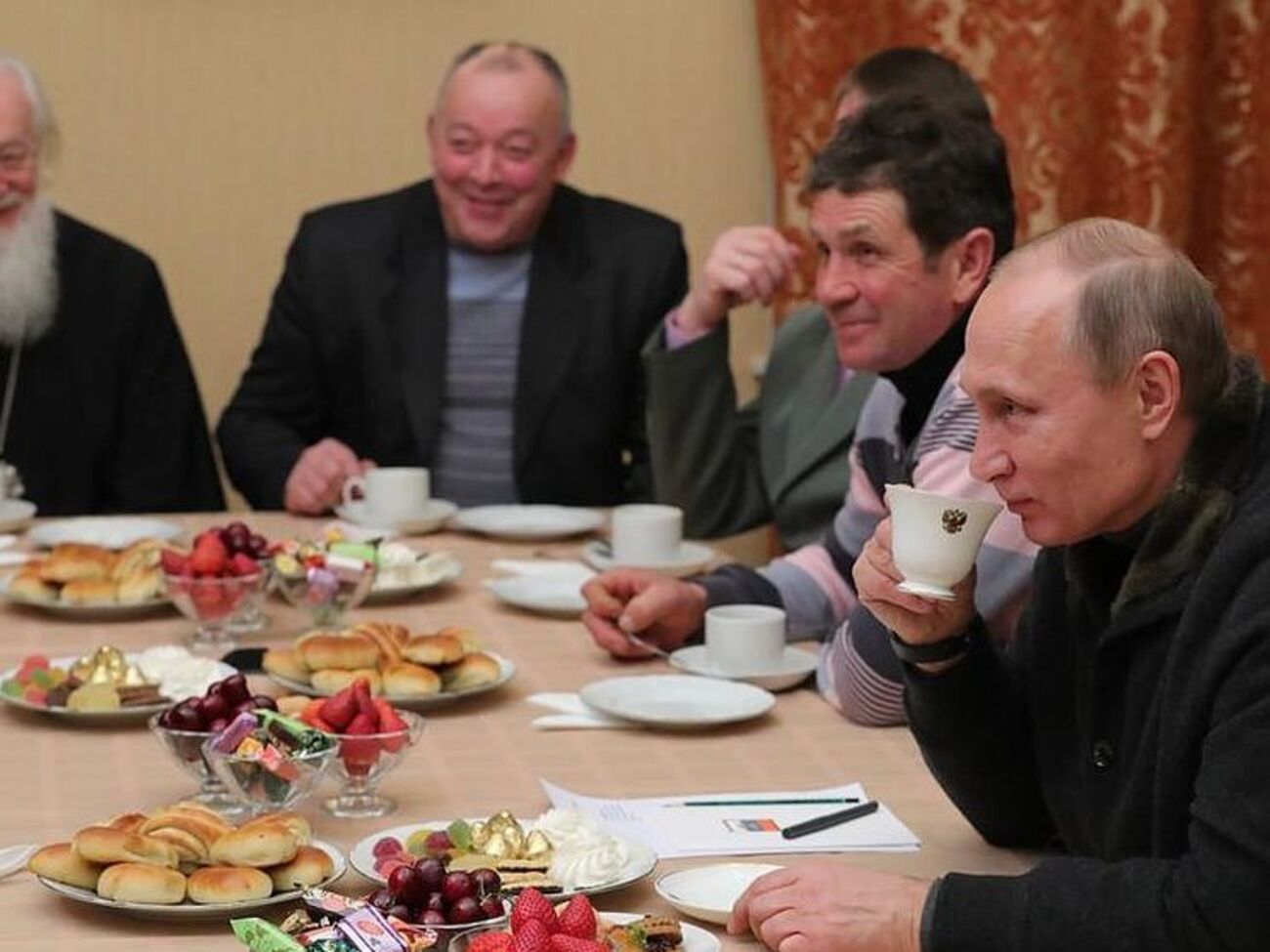 В Кремле показали, как Путин праздновал Рождество в компании "простых рыбаков"