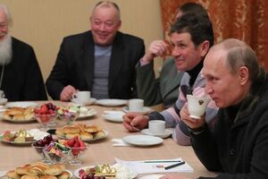 В Кремле показали, как Путин праздновал Рождество в компании "простых рыбаков"