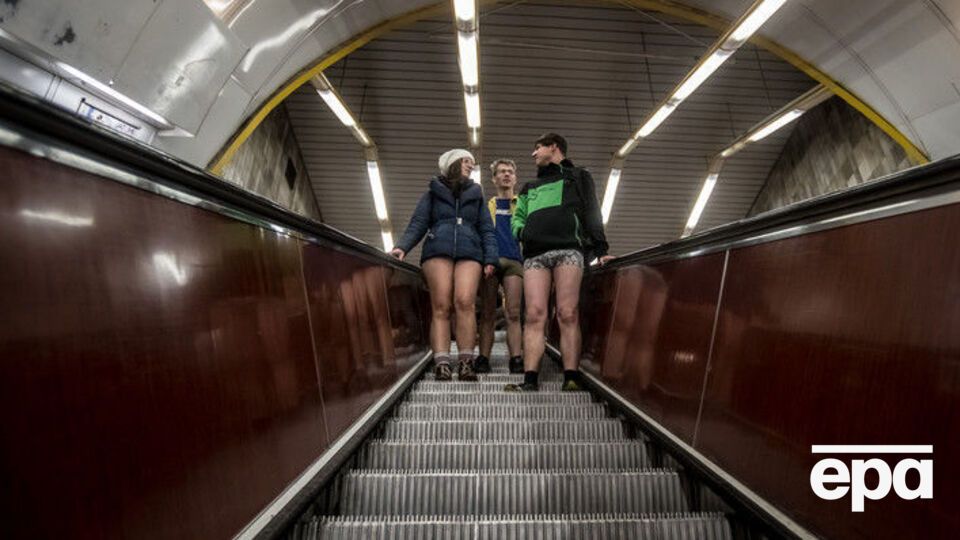 Флешмоб "В метро без штанов" проходит в 25 странах мира