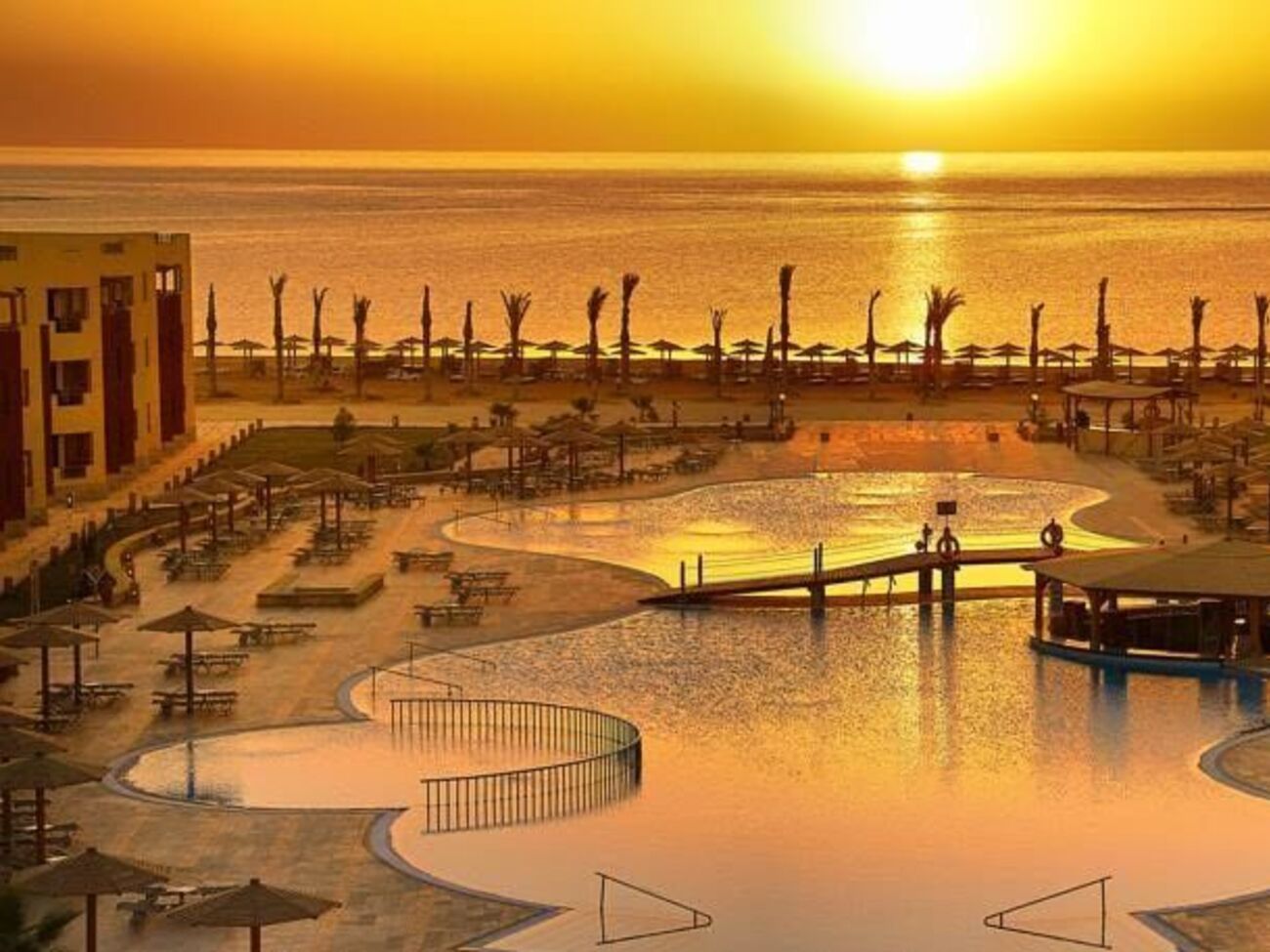 Отель Royal Tulip Beach Resort 5* находится в 15 км от центра Марса-Алама и в 17 км от международного аэропорта Марса-Алам
