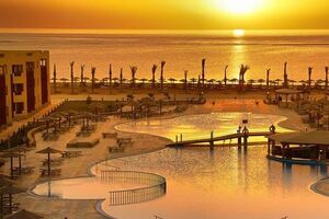 Отель Royal Tulip Beach Resort 5* находится в 15 км от центра Марса-Алама и в 17 км от международного аэропорта Марса-Алам