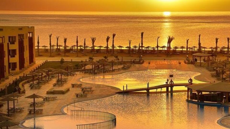 Отель Royal Tulip Beach Resort 5* находится в 15 км от центра Марса-Алама и в 17 км от международного аэропорта Марса-Алам