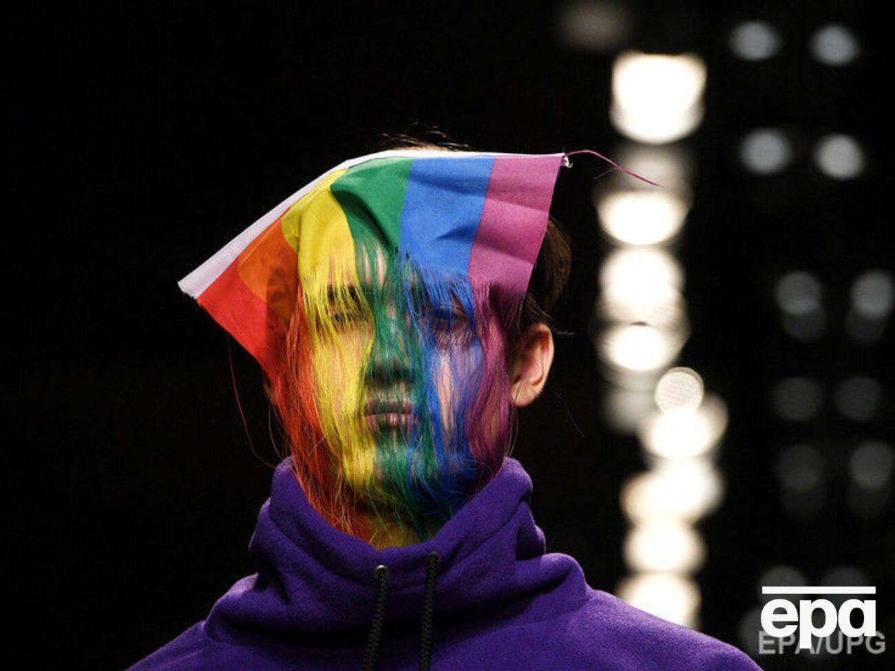 Головы многих мужчин-моделей украшали эпатажные головные уборы