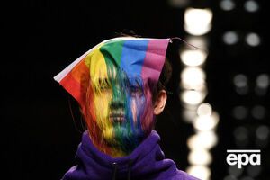 Головы многих мужчин-моделей украшали эпатажные головные уборы