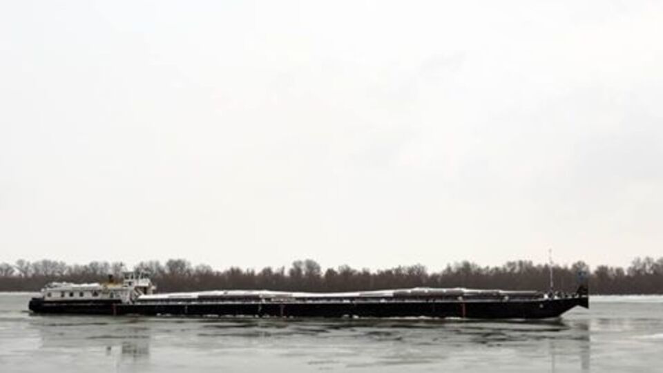 Суда ищут безопасные порты