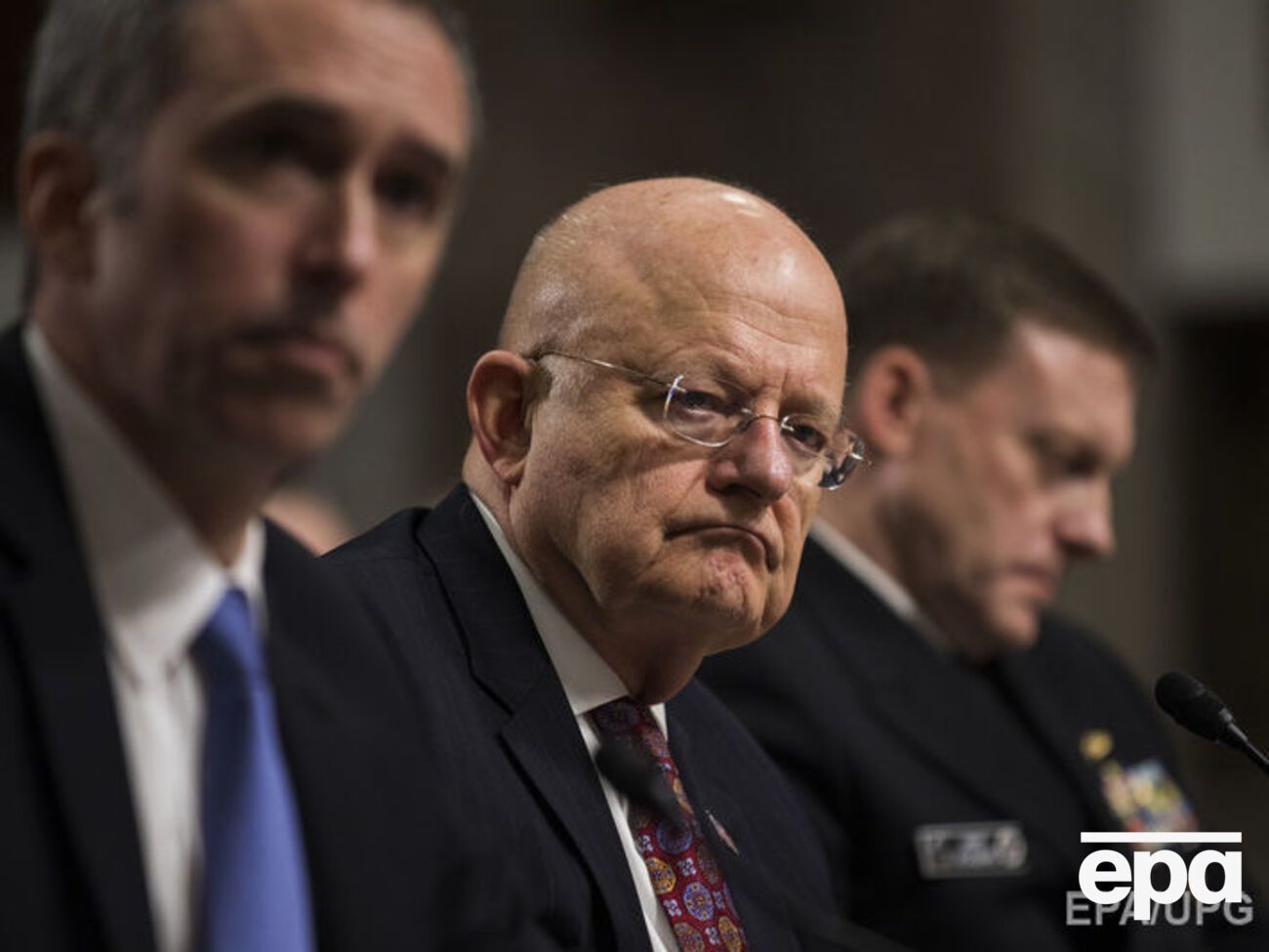 Клэппер (в центре) заявил, что вмешательство РФ в выборы вызывает беспокойство