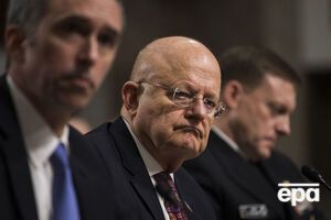 Клэппер (в центре) заявил, что вмешательство РФ в выборы вызывает беспокойство