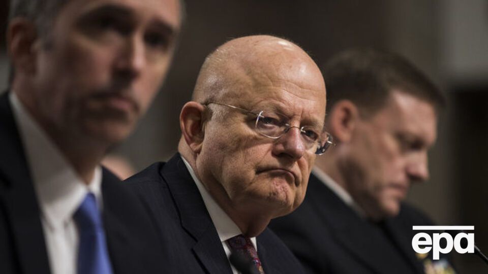 Клэппер (в центре) заявил, что вмешательство РФ в выборы вызывает беспокойство