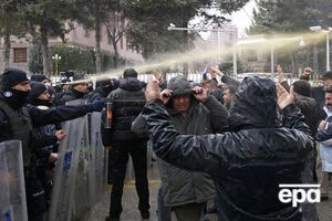 Против демонстрантов применяли водометы