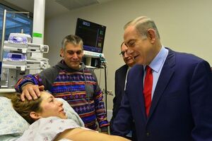 Премьер-министр Израиля Биньямин Нетаньяху посетил пострадавших во время теракта в Иерусалиме