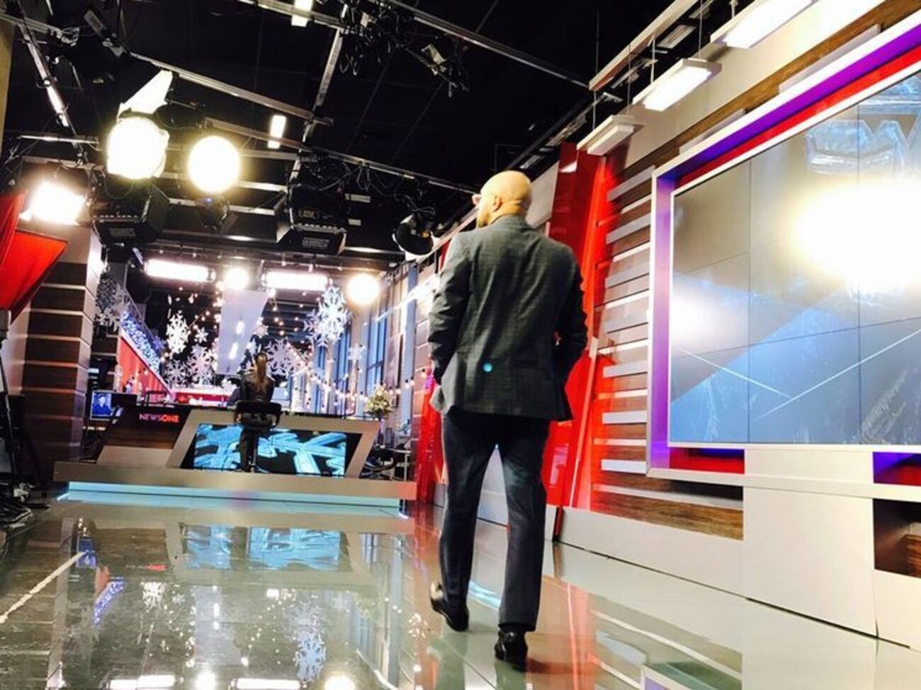 Двое телеведущих и генеральный продюсер покинули телеканал&nbsp;NewsOne