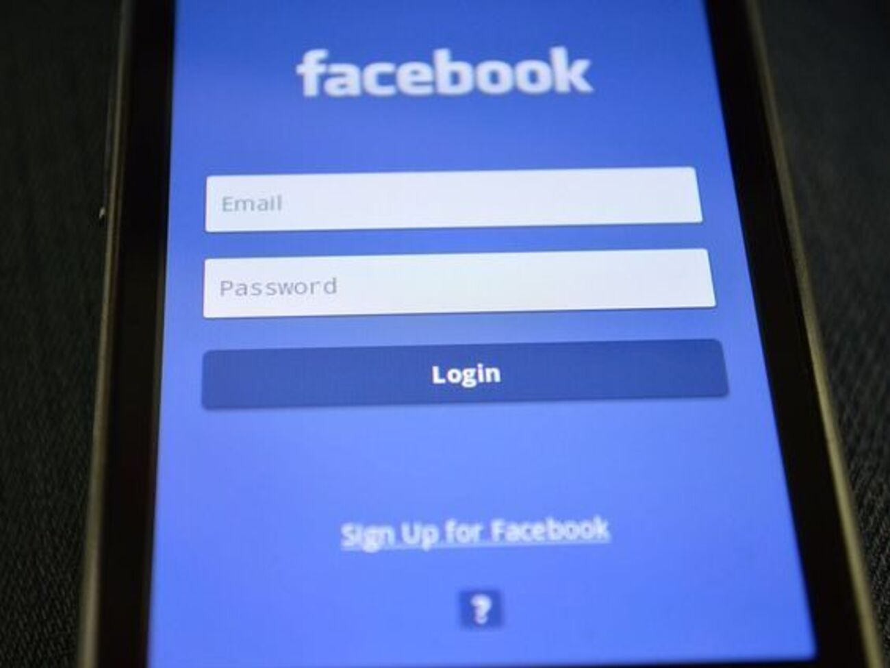 Суд счел, что знакомство в Facebook не может быть доказательством предвзятости