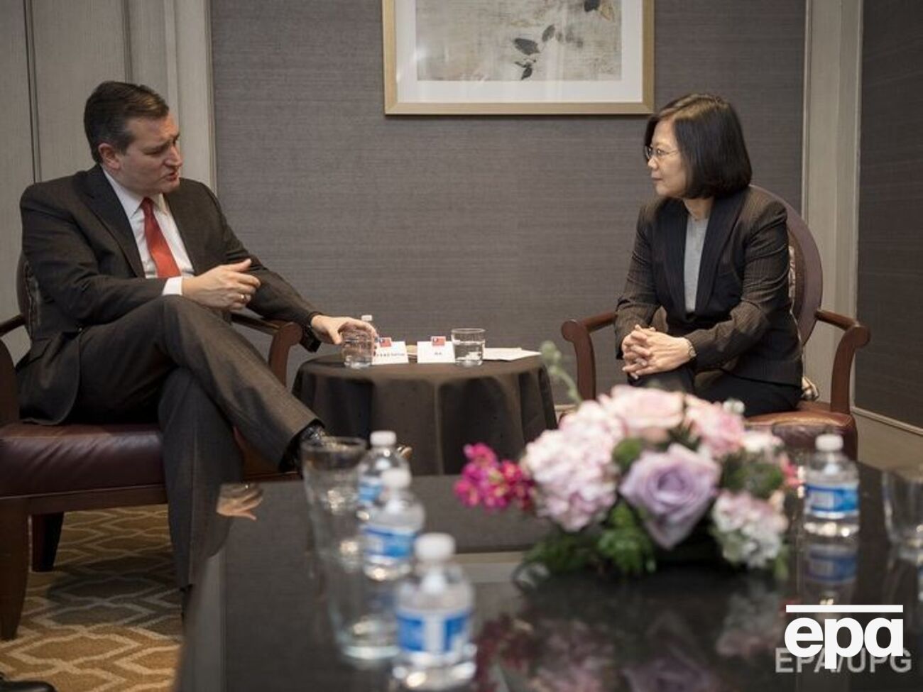 Круз (на фото слева) и Инвэнь встретились 8 января в Хьюстоне