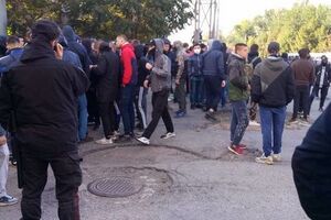 По данным полиции, к месту проведения семинара пришли около 150 молодых людей в масках