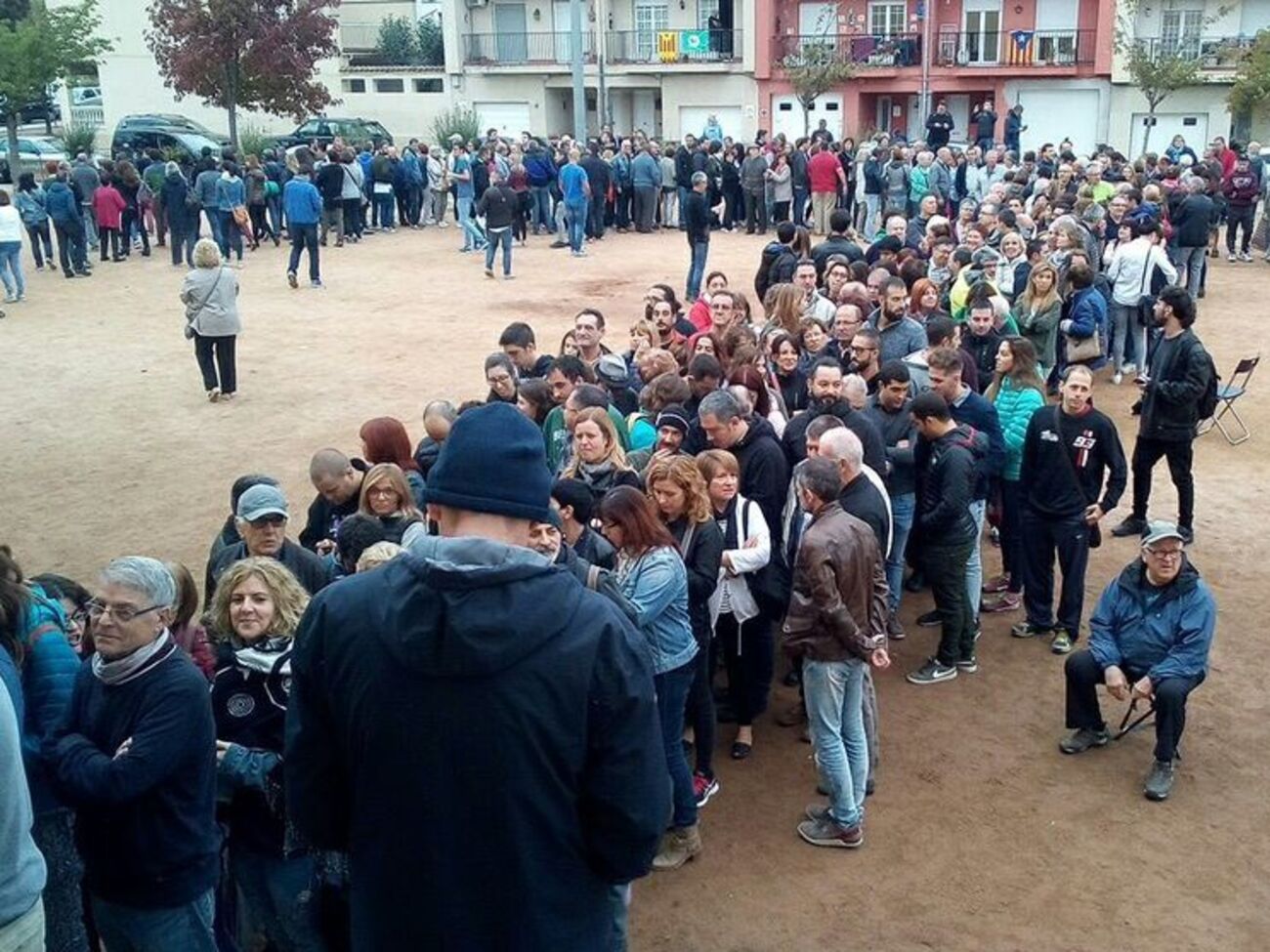 На избирательные участки пришло много желающих проголосовать