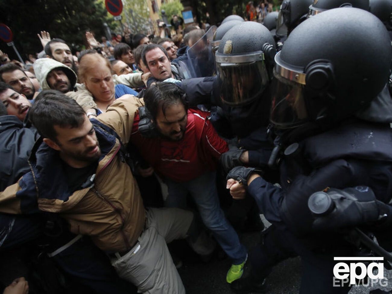 Полиция пытается заблокировать избирательные участки в Каталонии