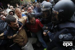 Полиция пытается заблокировать избирательные участки в Каталонии