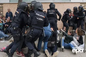 В Каталонии продолжаются столкновения с полицией