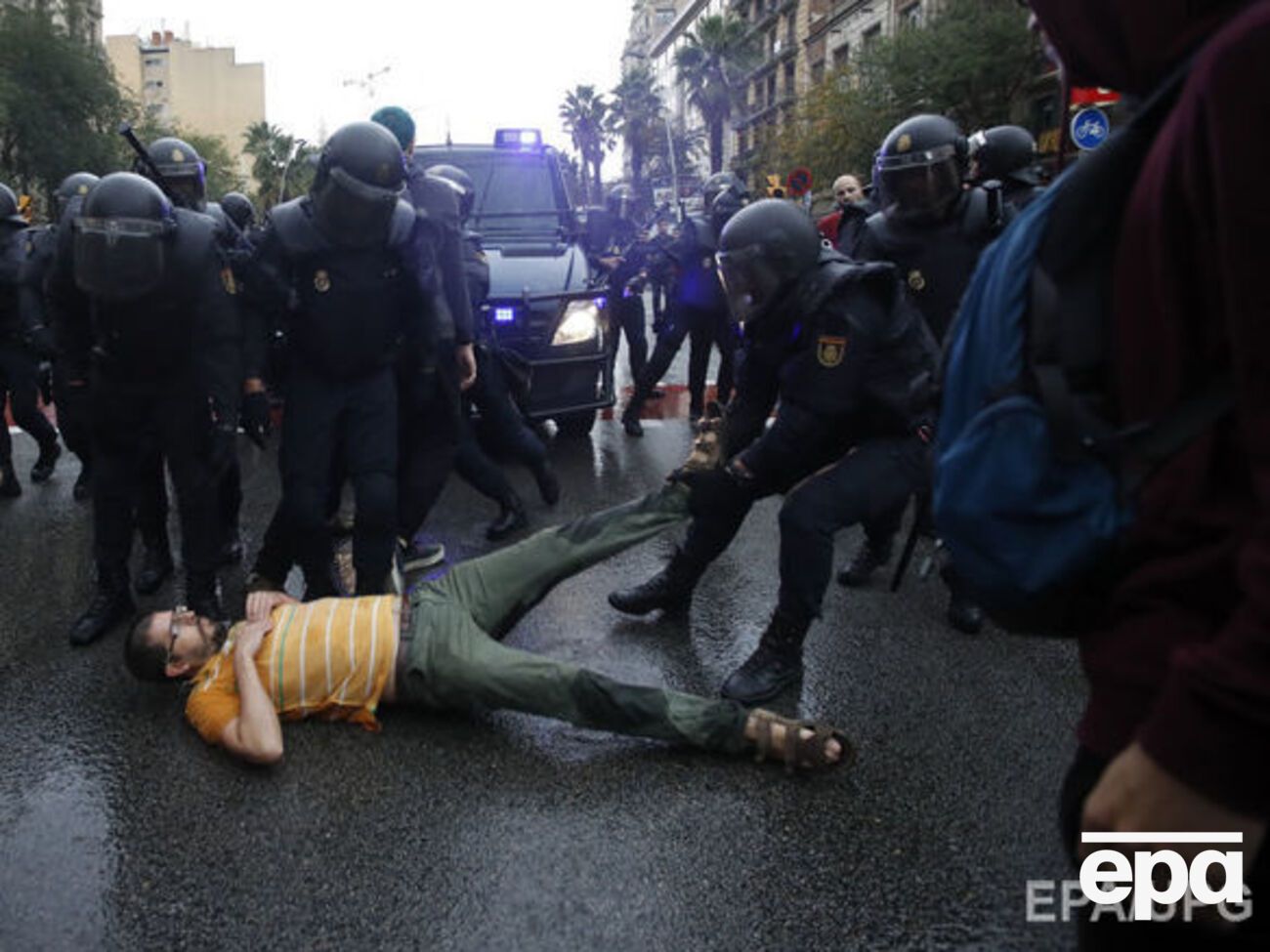 Полиция пытается помешать проведению референдума в Каталонии