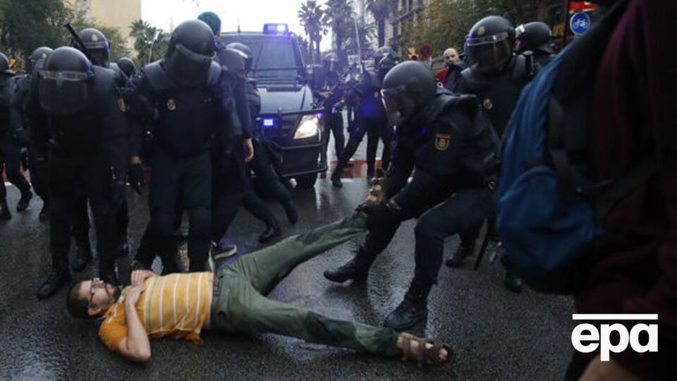 Полиция пытается помешать проведению референдума в Каталонии
