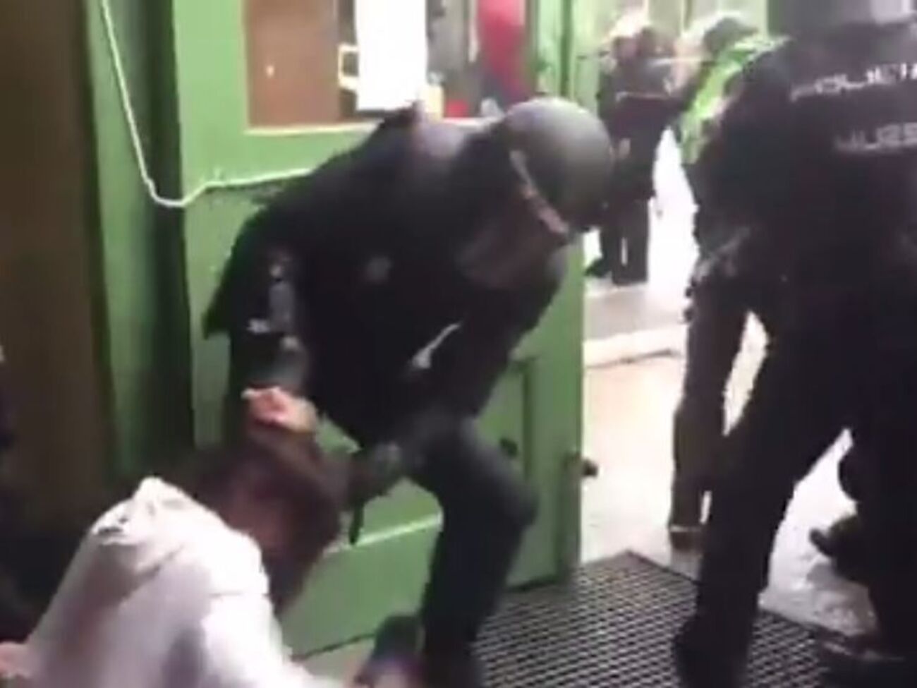 Поліцейський спробував витягнути жінку з виборчої дільниці за волосся