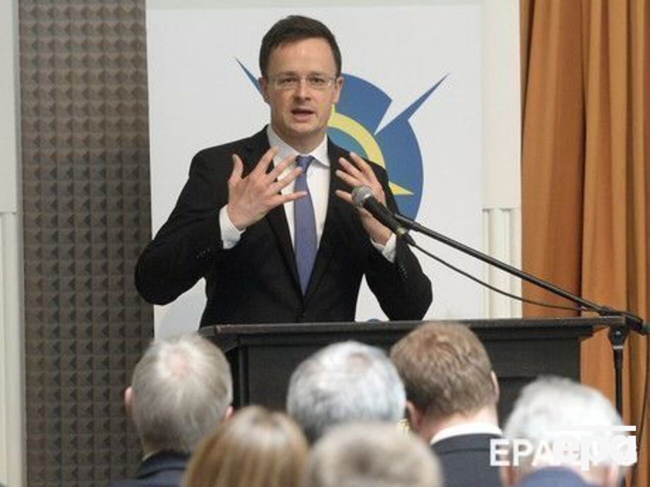 9 жовтня Сіярто заявив, що новий український закон "Про освіту" порушує принципи Угоди про асоціацію між Україною та Європейським союзом