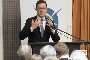 9 жовтня Сіярто заявив, що новий український закон "Про освіту" порушує принципи Угоди про асоціацію між Україною та Європейським союзом