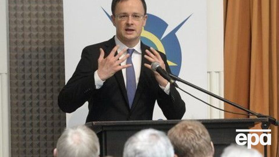 9 жовтня Сіярто заявив, що новий український закон "Про освіту" порушує принципи Угоди про асоціацію між Україною та Європейським союзом