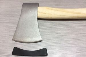 Жінку, на яку напали із сокирою, госпіталізовано з черепно-мозковою травмою