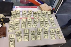 Чиновника затримали на хабарі