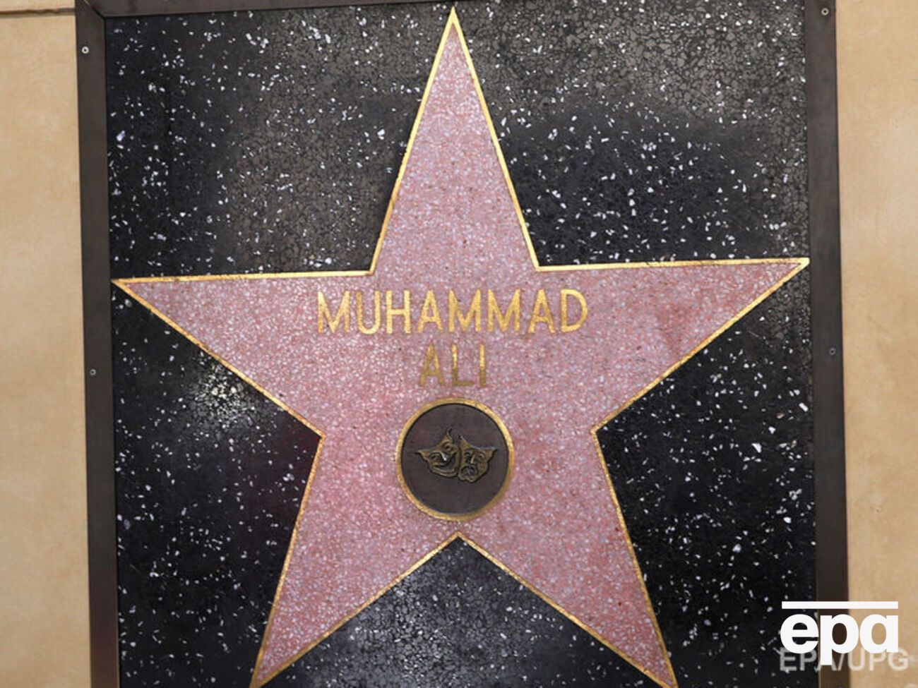 Истцы утверждают, что Fox&nbsp;могла продать три минуты рекламы с участием Мохаммеда Али за $30 млн