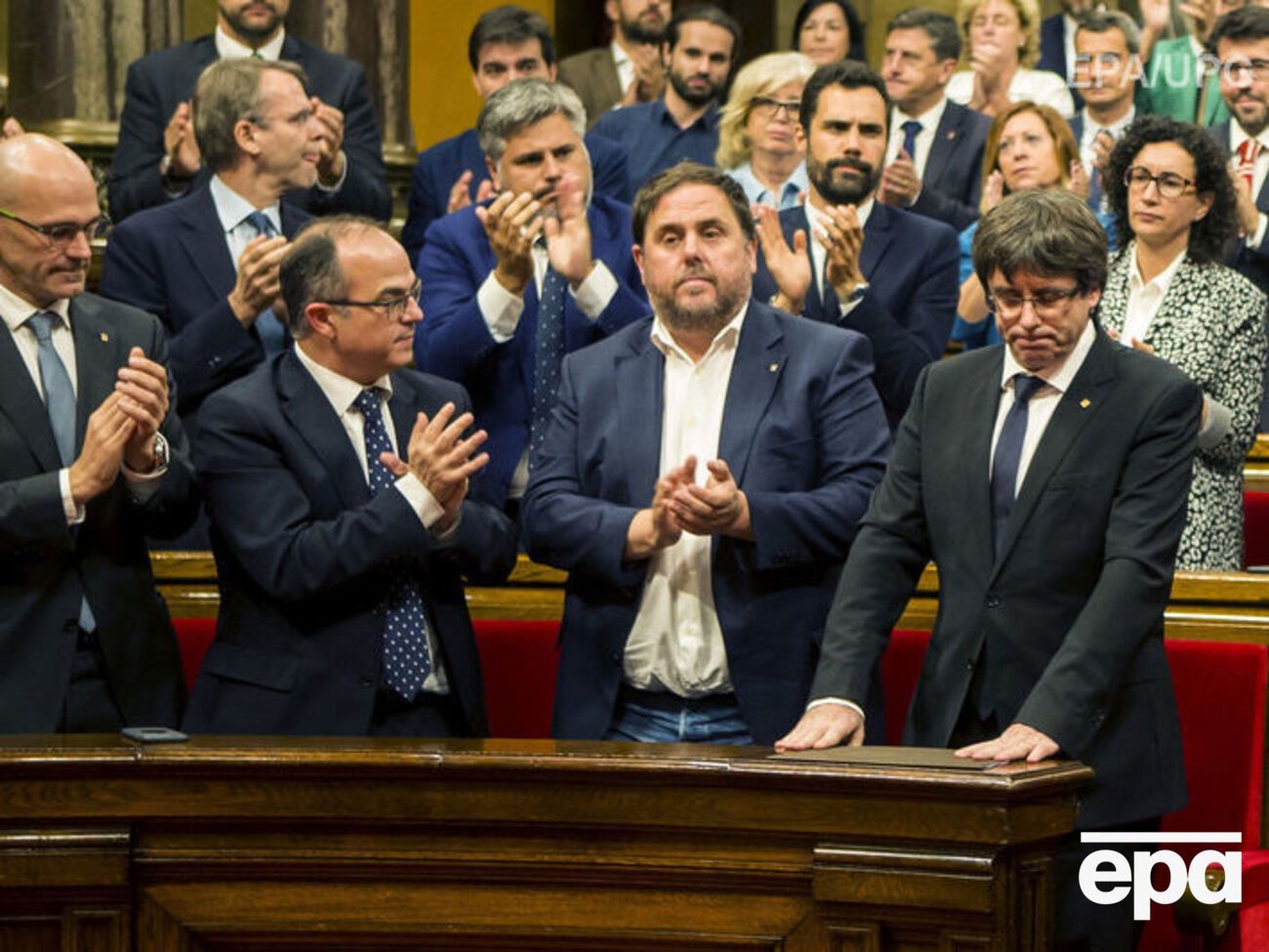 Пучдемон (праворуч) закликав відкласти набуття декларацією чинності до закінчення переговорів з урядом Іспанії