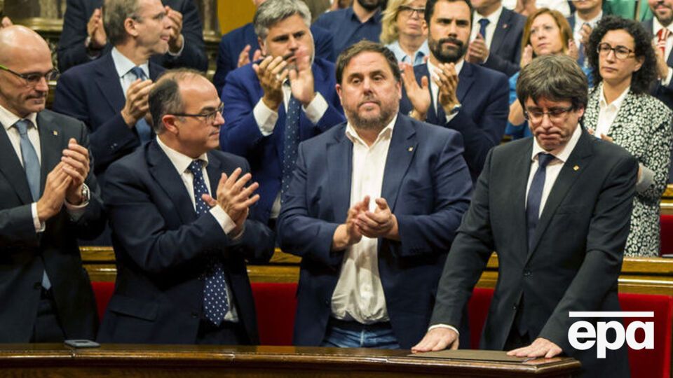 Пучдемон (праворуч) закликав відкласти набуття декларацією чинності до закінчення переговорів з урядом Іспанії