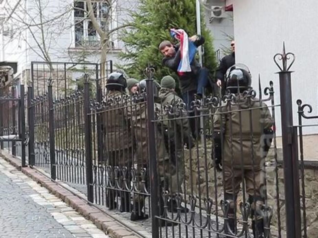 Парасюк у березні 2016 року зірвав прапор із російського консульства у Львові