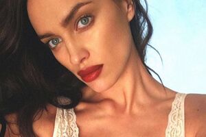 Шейк позувала в білизні