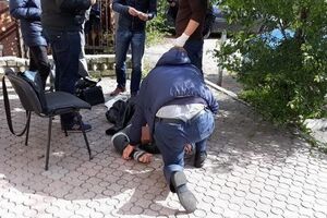 Митника затримали на робочому місці під час отримання чергового хабара