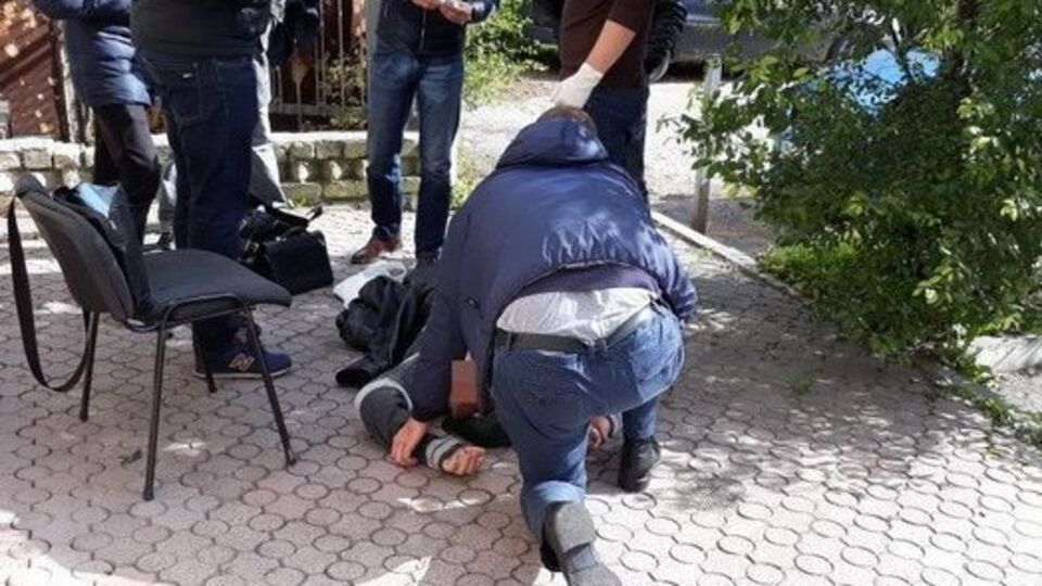 Таможенника задержали на рабочем месте при получении очередной взятки